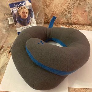 NWOT Travel Pillow w chin support